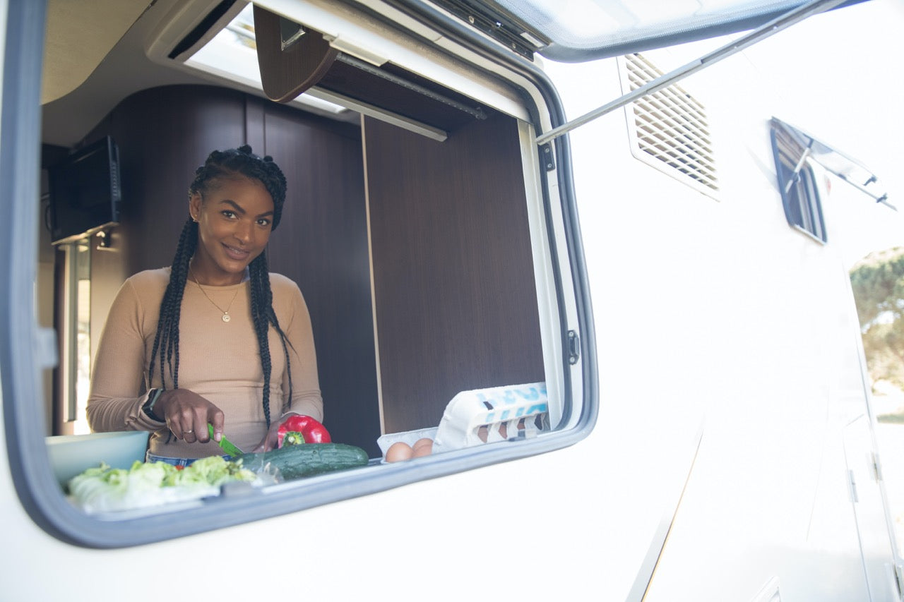 Kvinna lagar mat i husvagn säkert dricksvatten