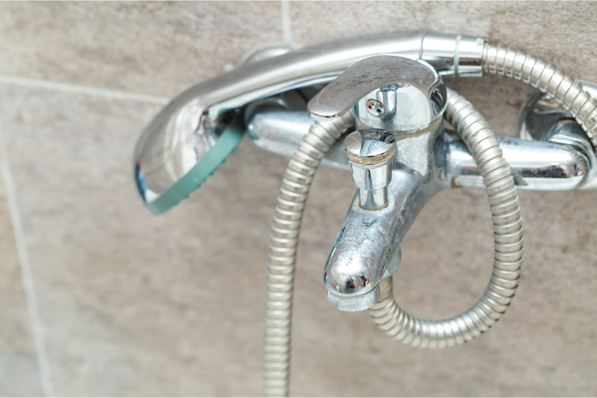 Ta bort kalk från duschkran i badrum